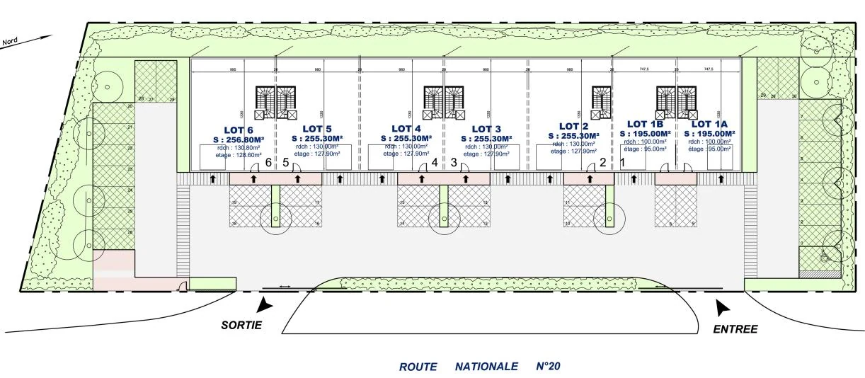 Plan de masse : sept lots côte à côte, du lot 1A au lot 6, cour et parkings devant les lots, entrée et sortie sur la N20