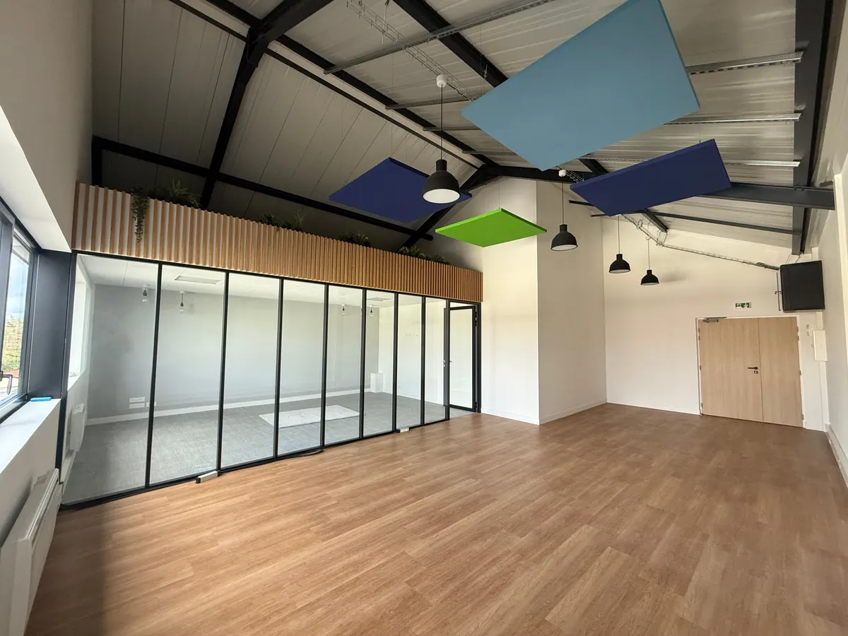 Le plateau du lot 20B : parquet, espace réunion vitré à gauche, porte d'entrée à droite